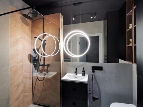Shower, heating, towels, washing machine