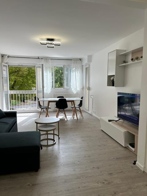 TV and multimedia, View (from property/room), Living room, Seating area, Dining area