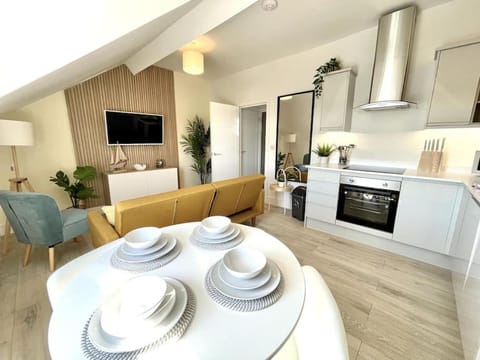 Stunning Beachside Luxury Porthcawl 1 bedroom Apt, Parking, Prime Location Apartment in Porthcawl