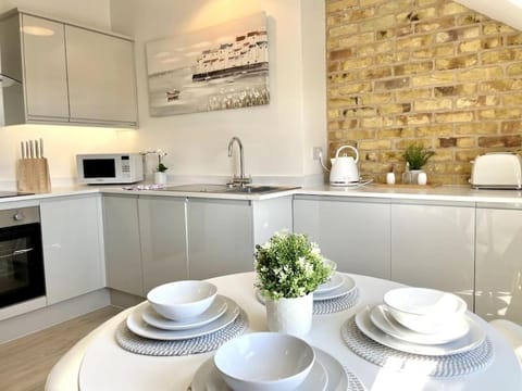 Stunning Beachside Luxury Porthcawl 1 bedroom Apt, Parking, Prime Location Apartment in Porthcawl