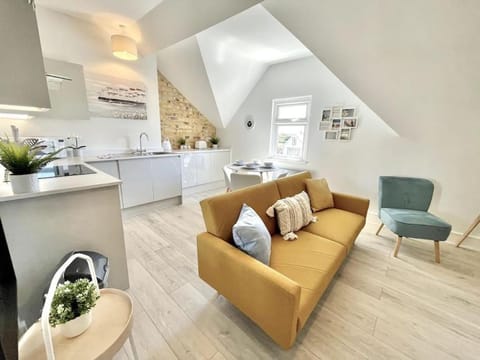 Stunning Beachside Luxury Porthcawl 1 bedroom Apt, Parking, Prime Location Apartment in Porthcawl