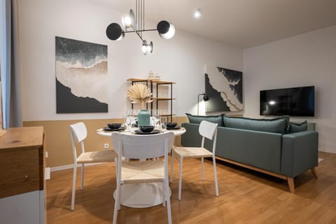 TV and multimedia, Living room, Seating area, Dining area