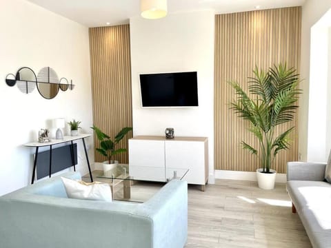 Lush Porthcawl Coney Beach 2 bedroom apt, Spacious, Parking, Prime Location Apartment in Porthcawl