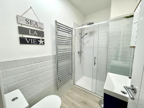 Lush Porthcawl Coney Beach 2 bedroom apt, Spacious, Parking, Prime Location Apartment in Porthcawl