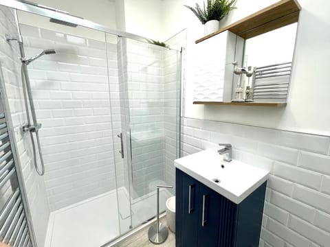 Lush Porthcawl Coney Beach 2 bedroom apt, Spacious, Parking, Prime Location Apartment in Porthcawl