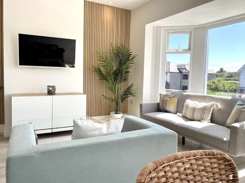 Lush Porthcawl Coney Beach 2 bedroom apt, Spacious, Parking, Prime Location Apartment in Porthcawl