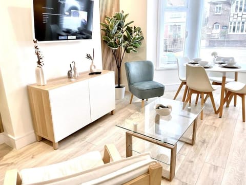 Lush Porthcawl Large Spacious 2 bedroom Apt, Parking, Garden access, Prime Location Apartment in Porthcawl