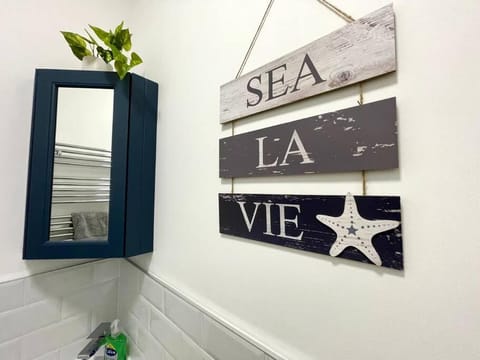 Lush Porthcawl Large Spacious 2 bedroom Apt, Parking, Garden access, Prime Location Apartment in Porthcawl