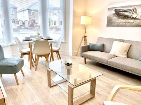 Lush Porthcawl Large Spacious 2 bedroom Apt, Parking, Garden access, Prime Location Apartment in Porthcawl