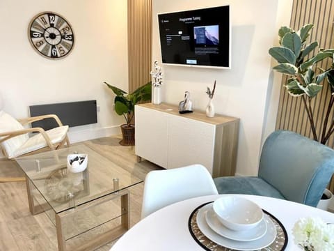 Lush Porthcawl Large Spacious 2 bedroom Apt, Parking, Garden access, Prime Location Apartment in Porthcawl