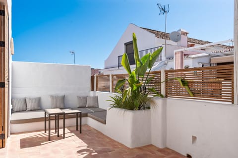 Property building, Day, Balcony/Terrace, Seating area