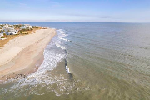 Chasing Waves, Pet Friendly, Luxury Edisto Home House in Edisto Beach