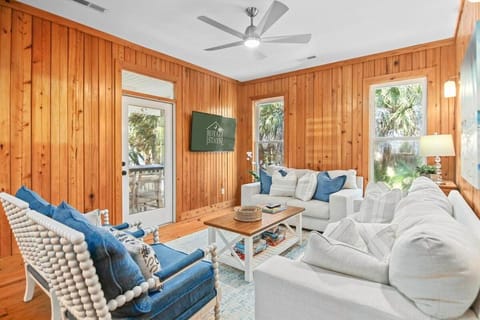 Chasing Waves, Pet Friendly, Luxury Edisto Home House in Edisto Beach