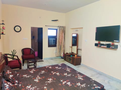 Communal lounge/ TV room, Bed, TV and multimedia, Seating area, Bedroom