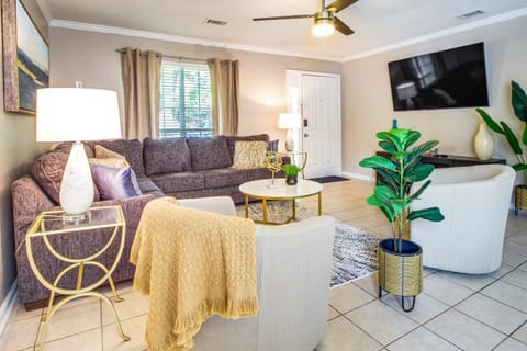 Soothing Savannah Townhome with Patio! House in Savannah