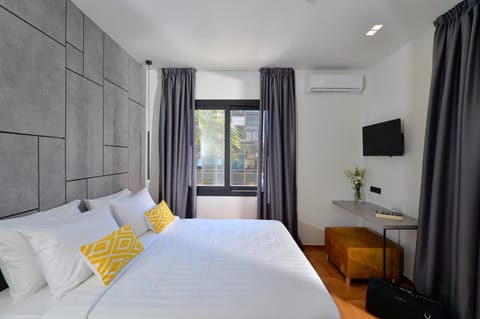 Bed, TV and multimedia, Bedroom, Breakfast, air conditioner