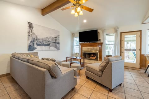 Private Retreat Shady Oak Backyard, PetFriendly House in Round Rock