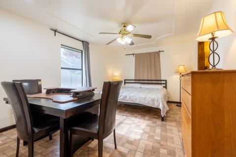 Private Retreat Shady Oak Backyard, PetFriendly House in Round Rock