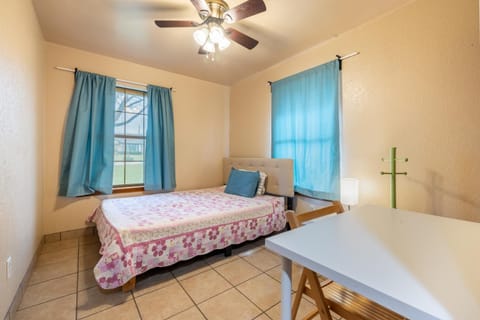 Private Retreat Shady Oak Backyard, PetFriendly House in Round Rock