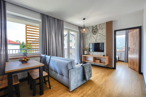 Communal lounge/ TV room, TV and multimedia, Living room, Seating area, Dining area, Evening entertainment