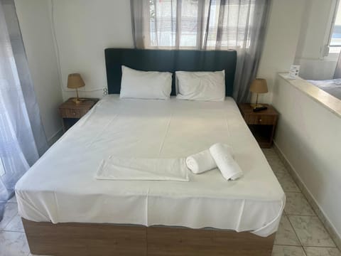 Bed, towels