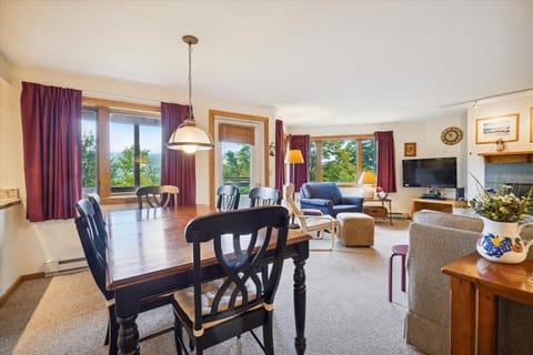 Seating area, Dining area, Mountain view