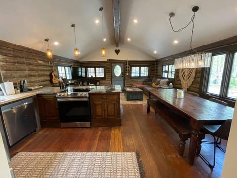 Property building, Kitchen or kitchenette, Dining area, dishwasher, pet friendly, stove