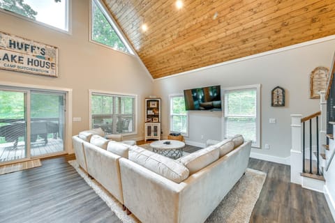 Luxe Kentucky Cabin Rental about 36 Mi to Mammoth Cave Cabin in Nolin Lake