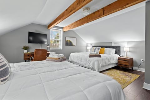 Main Street Living! 2 Bedroom Unit right On Main! Apartment in Saint Charles