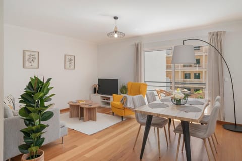 TV and multimedia, Seating area, Dining area