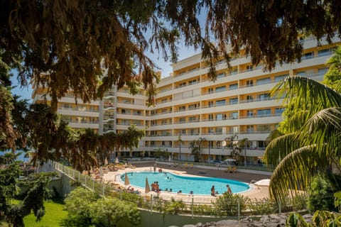 Property building, Day, Swimming pool