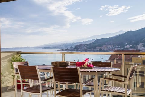 Neighbourhood, Natural landscape, View (from property/room), Balcony/Terrace, Beach, City view, Sea view, Street view