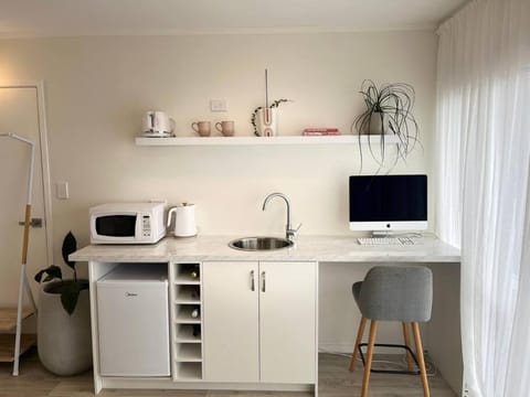 Coffee/tea facilities, Kitchen or kitchenette, minibar, oven, toaster
