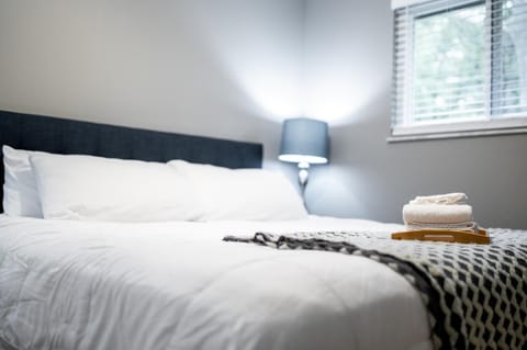 Bed, Bedroom, towels