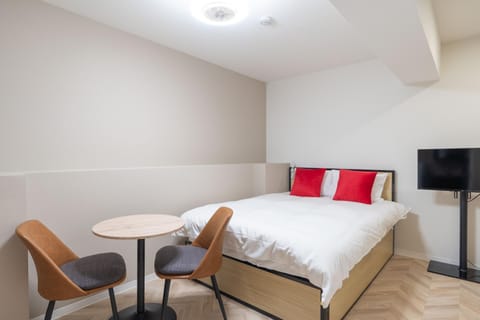 Bed, TV and multimedia, Seating area, Bedroom