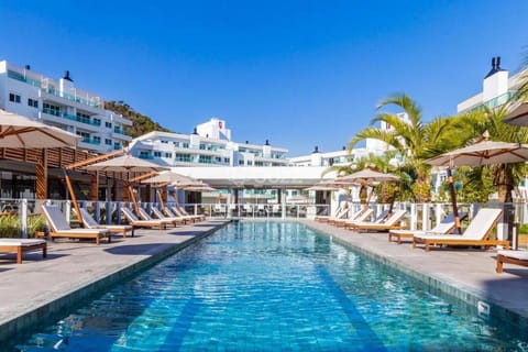 Property building, Swimming pool, sunbed