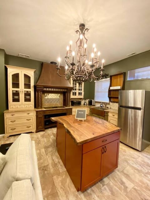 Uncork on Historic Main! Apartment in Saint Charles