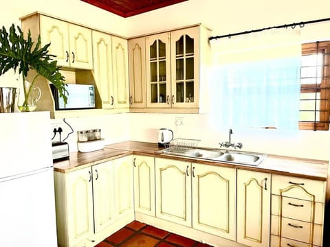 Kitchen or kitchenette, pet friendly, stove