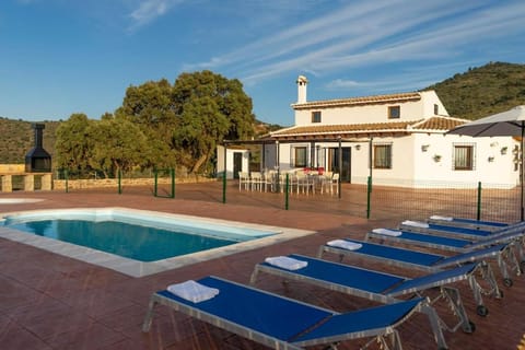 Property building, Day, Natural landscape, Mountain view, Pool view, Swimming pool, sunbed