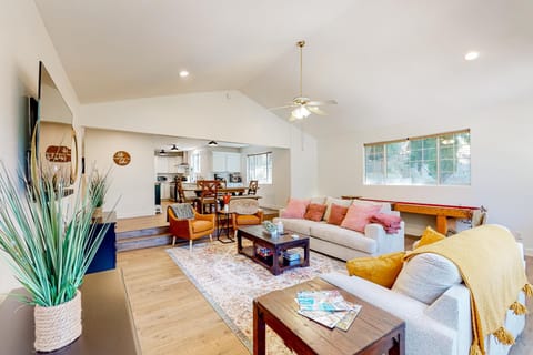 Lake Gregory Escape House in Crestline