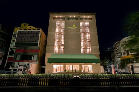 Property building, Restaurant/places to eat, Night