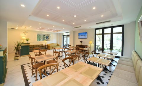 Communal lounge/ TV room