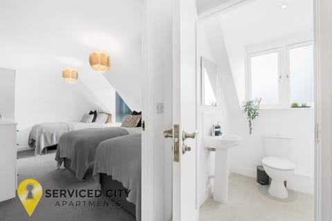 SCA-Arden House 10min to NEC Sleeps 6 Parks 2 Vans House in Metropolitan Borough of Solihull