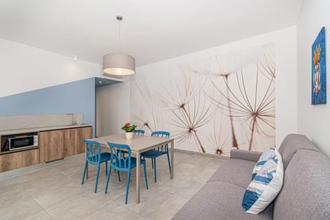 Kitchen or kitchenette, Seating area, Dining area, minibar