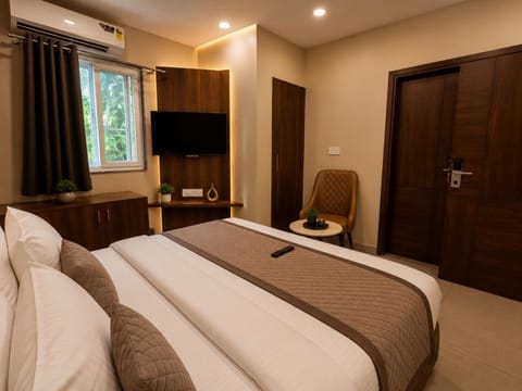 Communal lounge/ TV room, Bed, Living room, Photo of the whole room, Seating area, Evening entertainment, Bedroom, hair dresser, wardrobe, air conditioner