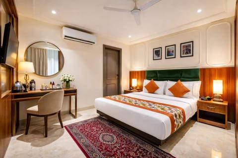 Bed, TV and multimedia, Living room, Photo of the whole room, Seating area, Bedroom, fireplace, hair dresser, air conditioner
