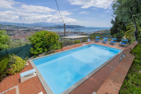 Villa le palme-Pool, garden, terrace & sea view Villa in La Spezia