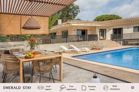 Property building, Day, Pool view, Swimming pool, Dinner, sunbed
