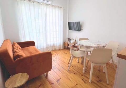 Communal lounge/ TV room, TV and multimedia, Living room, Seating area, Dining area, Evening entertainment