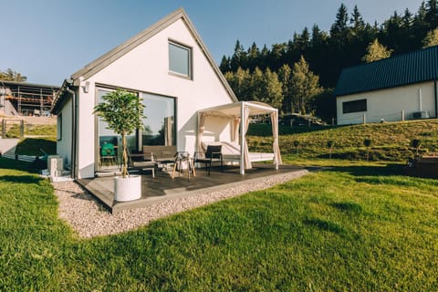 Property building, Spring, Day, Natural landscape, Garden, Garden view, sunbed